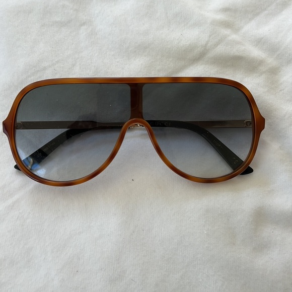 Gucci aviator sunglasses! With Case. - Picture 7 of 7